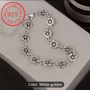 A Classic Sunflower Charm Bracelet Made of 925 Sterling Silver, an Elegant